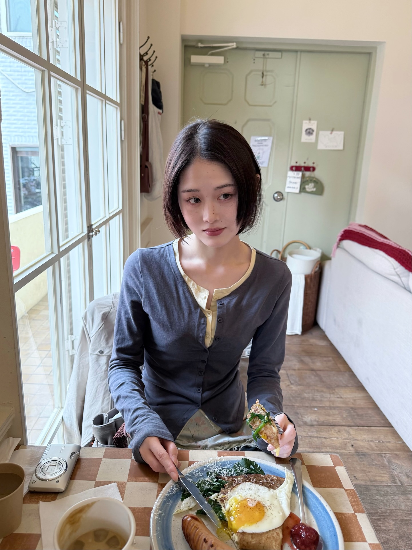 a__rose.3 深灰针织开衫叠黄色内搭，日系慵懒咖啡店风