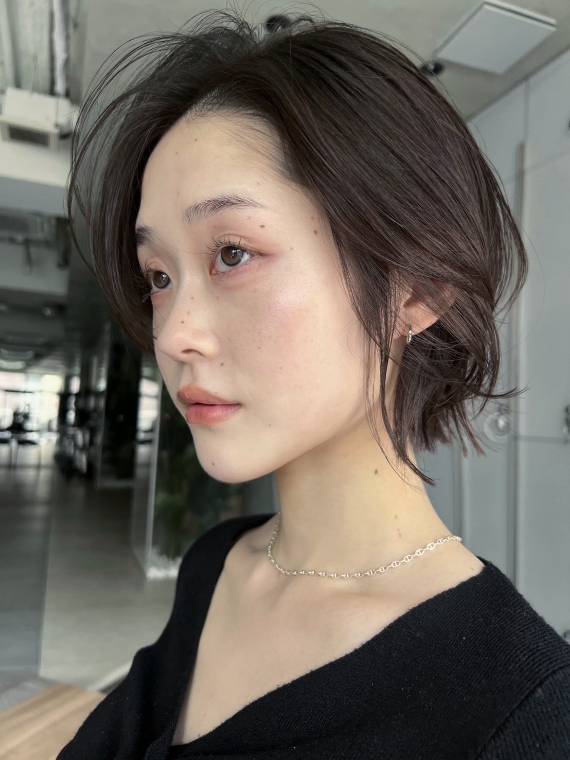 a__rose.3 黑色V领针织衫搭银色锚链项链，日系清冷短发风