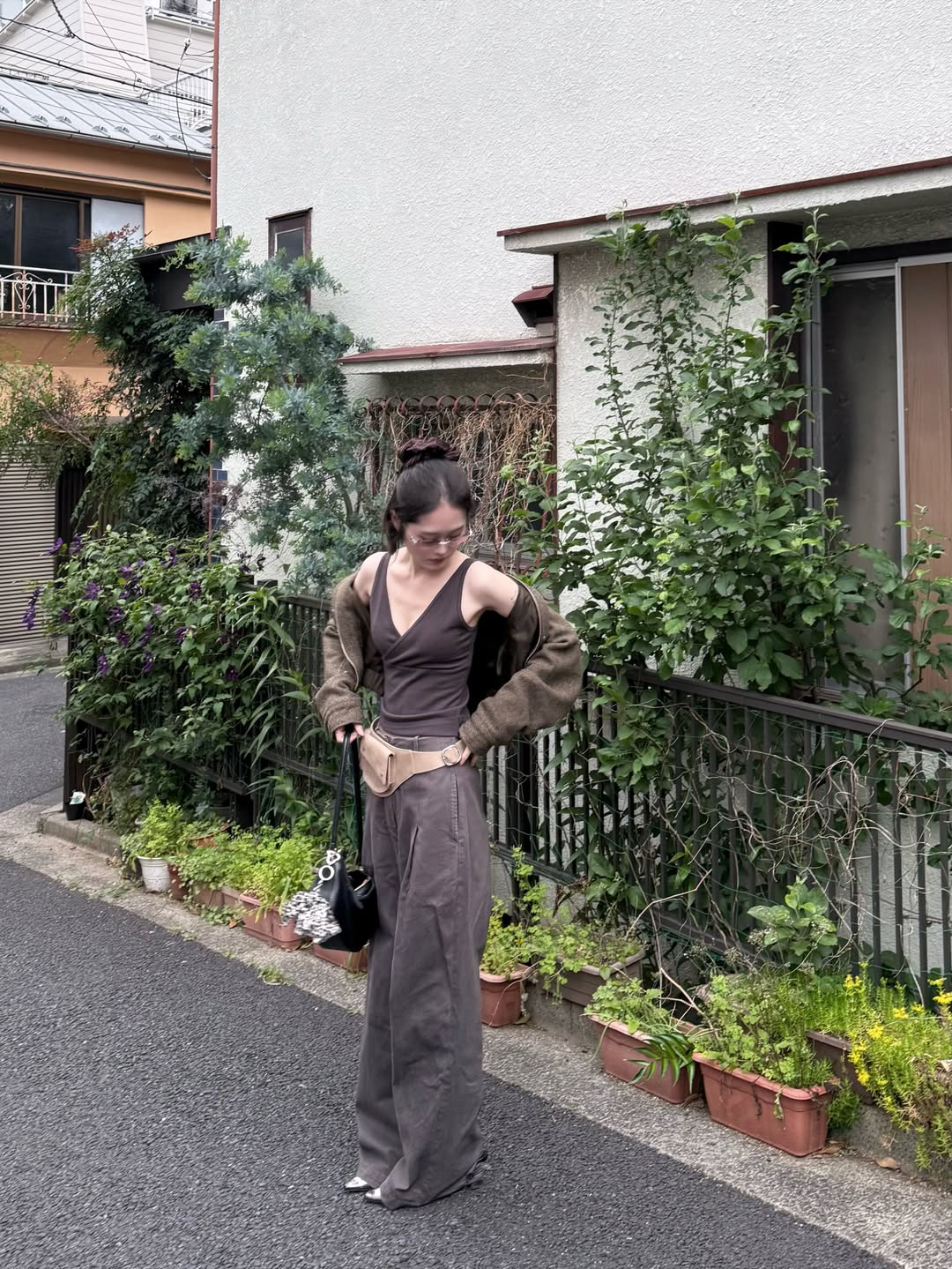 a__rose.3 深咖背心叠橄榄卫衣配碳灰阔腿裤，街潮废土风