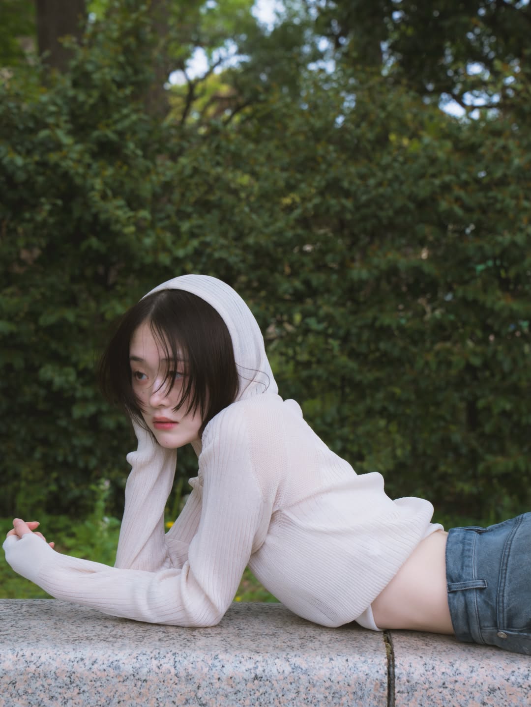 a__rose.3 白色连帽针织衫配深蓝牛仔裤，公园极简清新风