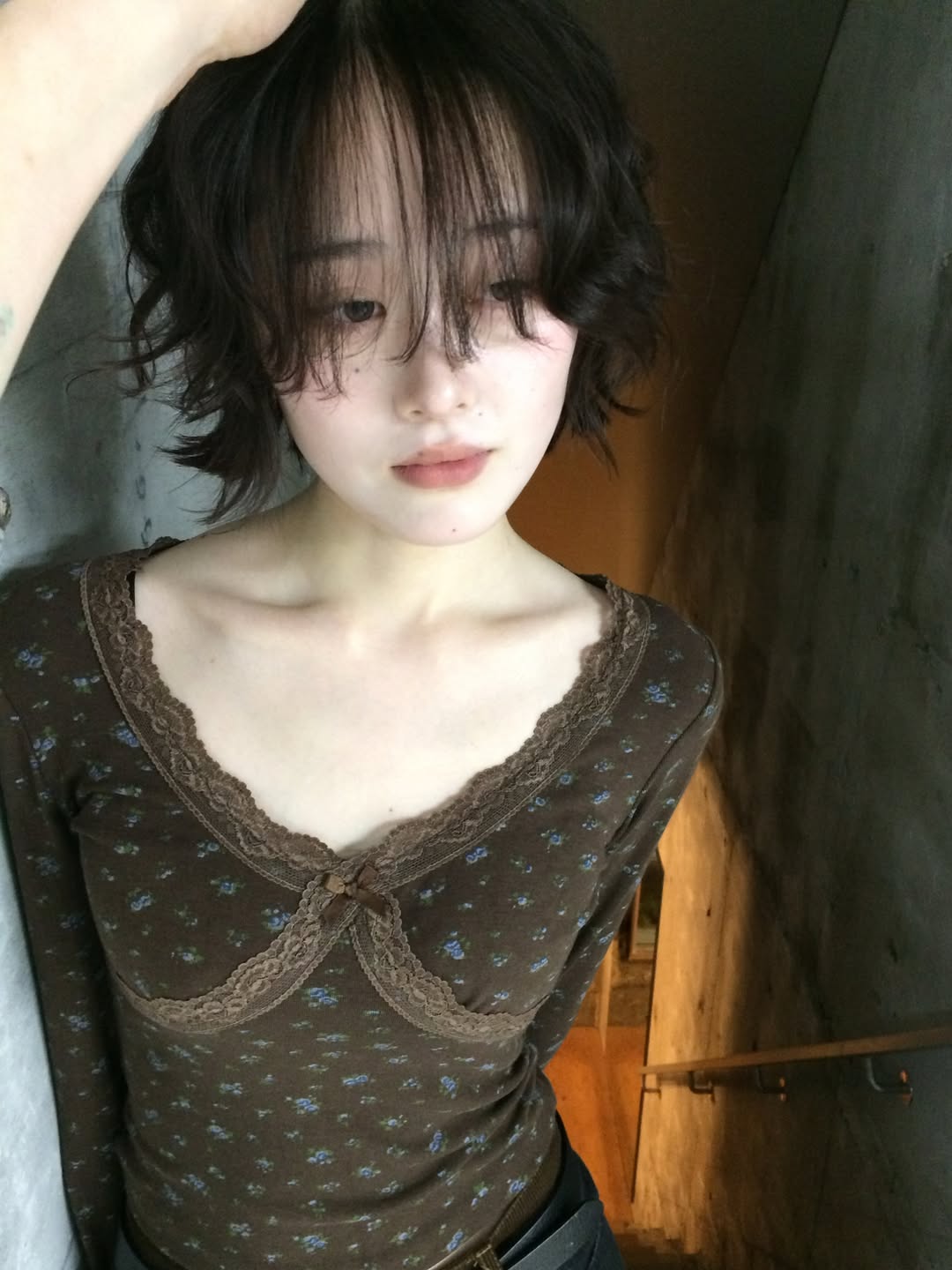 a__rose.3 棕色蕾丝碎花V领长袖T，复古慵懒风