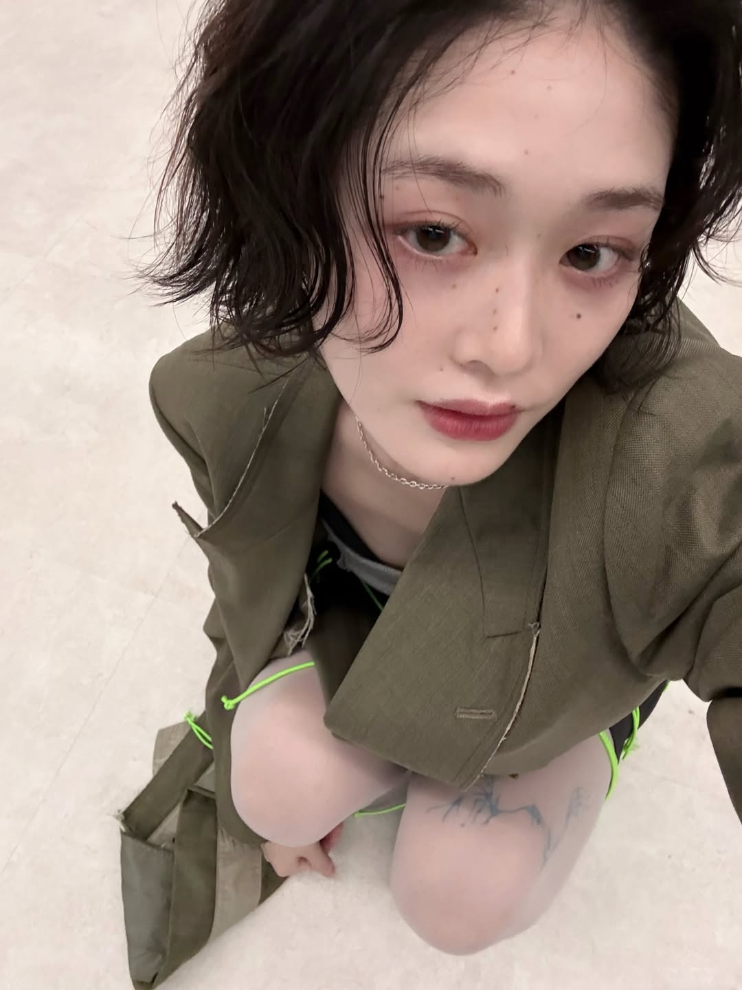 a__rose.3 橄榄绿西装外套配抽象印花丝袜，酷飒街头个性风