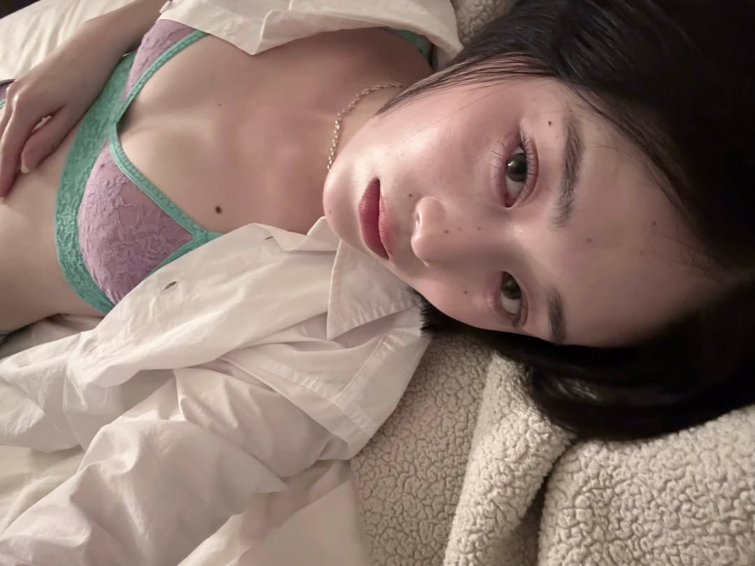 a__rose.3 紫色蕾丝内衣搭白色大衬衫，纯欲居家辣妹风
