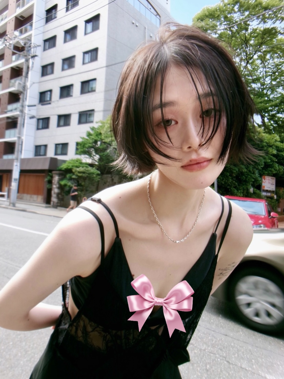 a__rose.3 黑色蕾丝吊带裙搭银色项链，酷飒辣妹街拍风