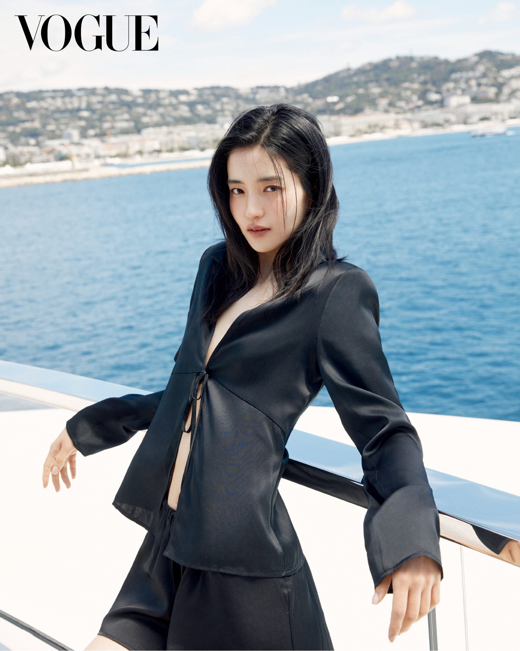 VOGUE Korea 黑色丝缎系带上衣配真丝短裤，海边酷飒高定风