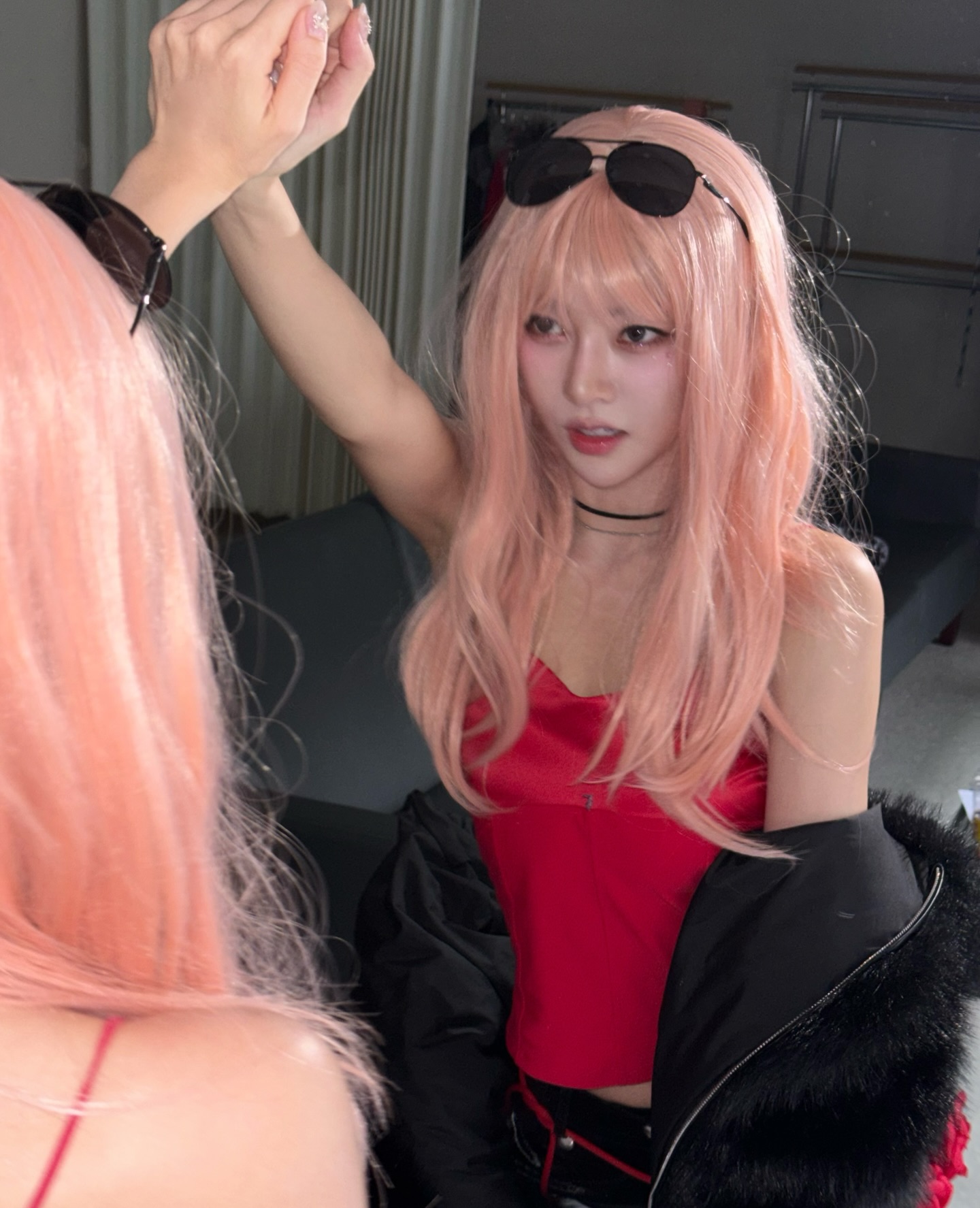arb0r_day 红缎面吊带搭黑毛绒外套配粉假发，甜酷Y2K辣妹风