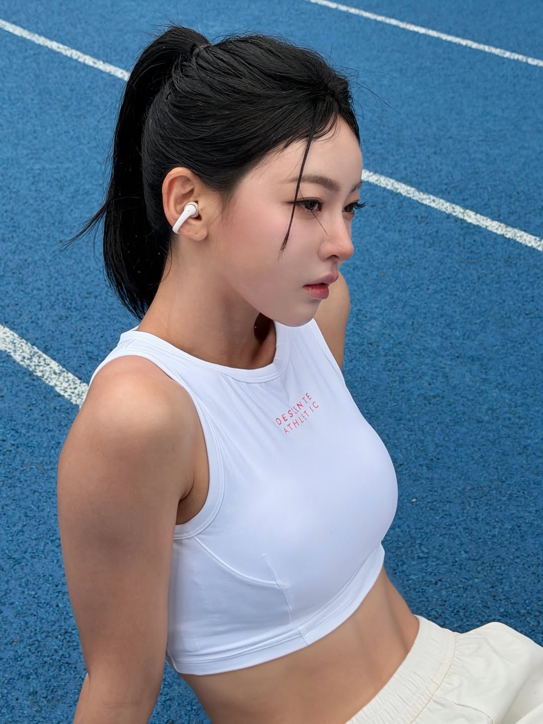 arb0r_day 白色短款运动背心配运动裤，蓝跑道上的运动辣妹