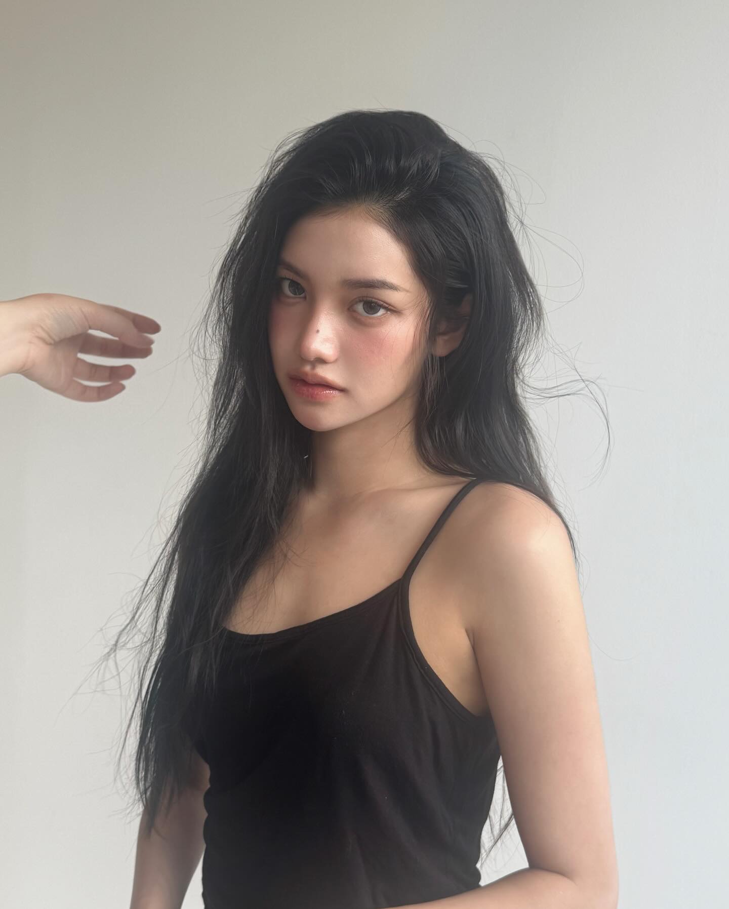 callme.moa 黑色细吊带背心，韩系纯欲极简肖像