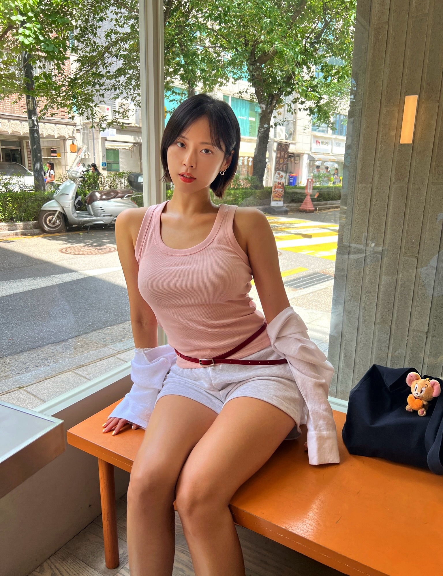 lovelyjoohee 粉色条纹吊带配白短裤，韩系甜辣街头少女