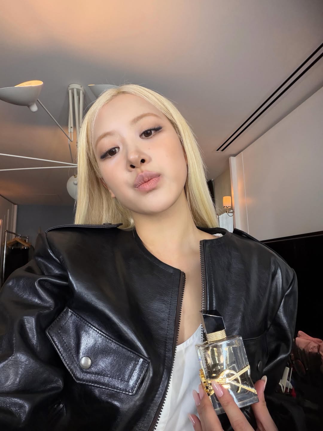 roses_are_rosie 黑色皮衣夹克配白背心，欧美机车酷感
