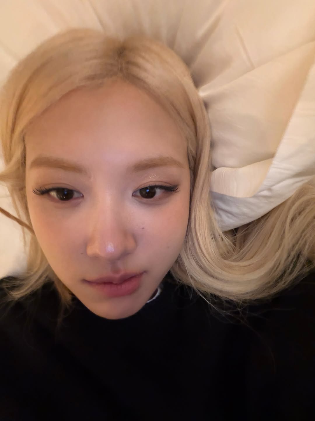 roses_are_rosie 黑色高领打底，极简居家素颜感