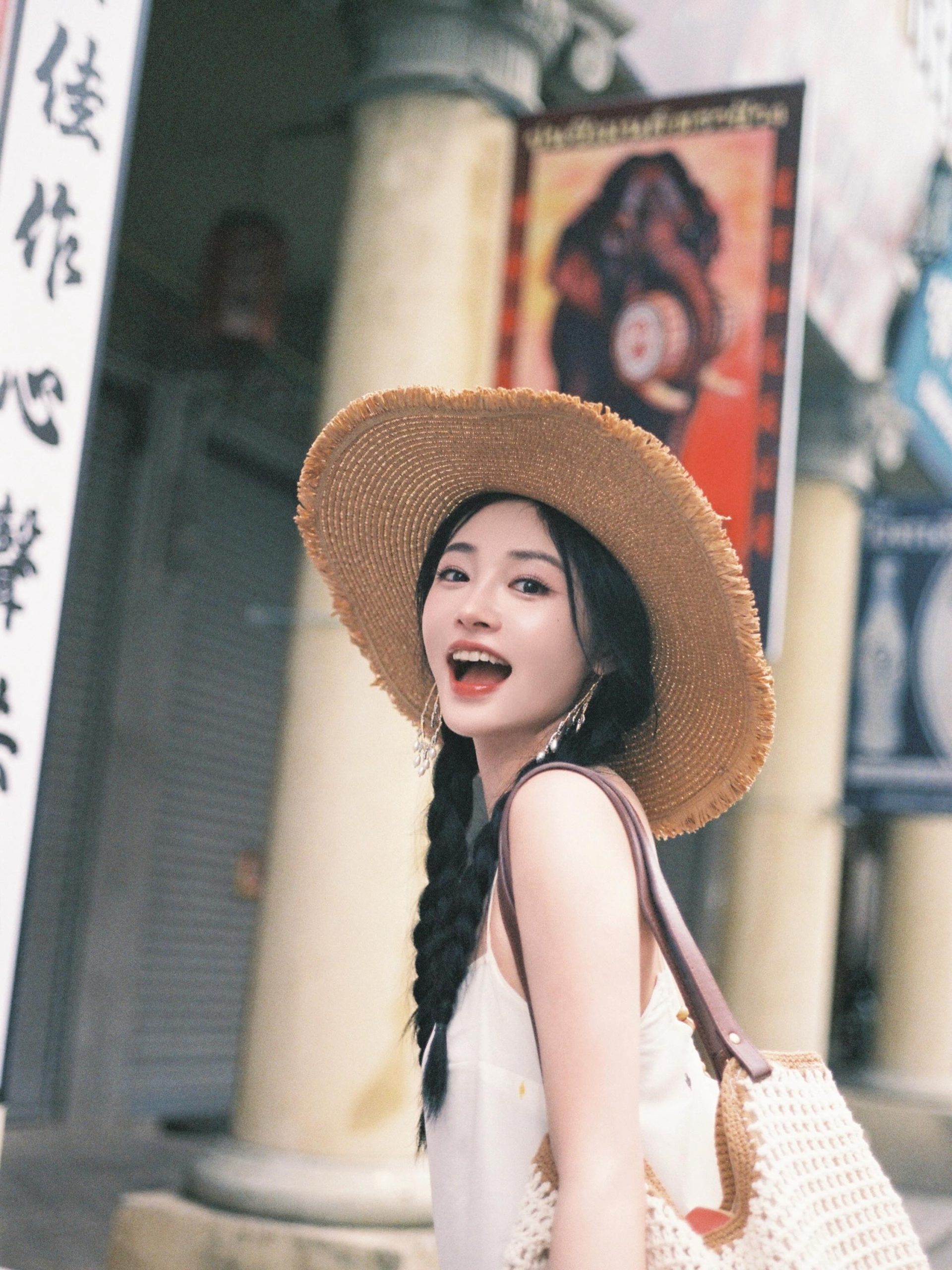 zhou_jieqiong1216 白色吊带配草编帽，日系南法度假风-街拍look