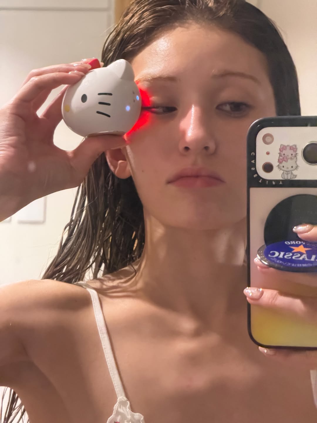 Somi白色蕾丝吊带配Hello Kitty美容仪，甜欲居家护肤日常