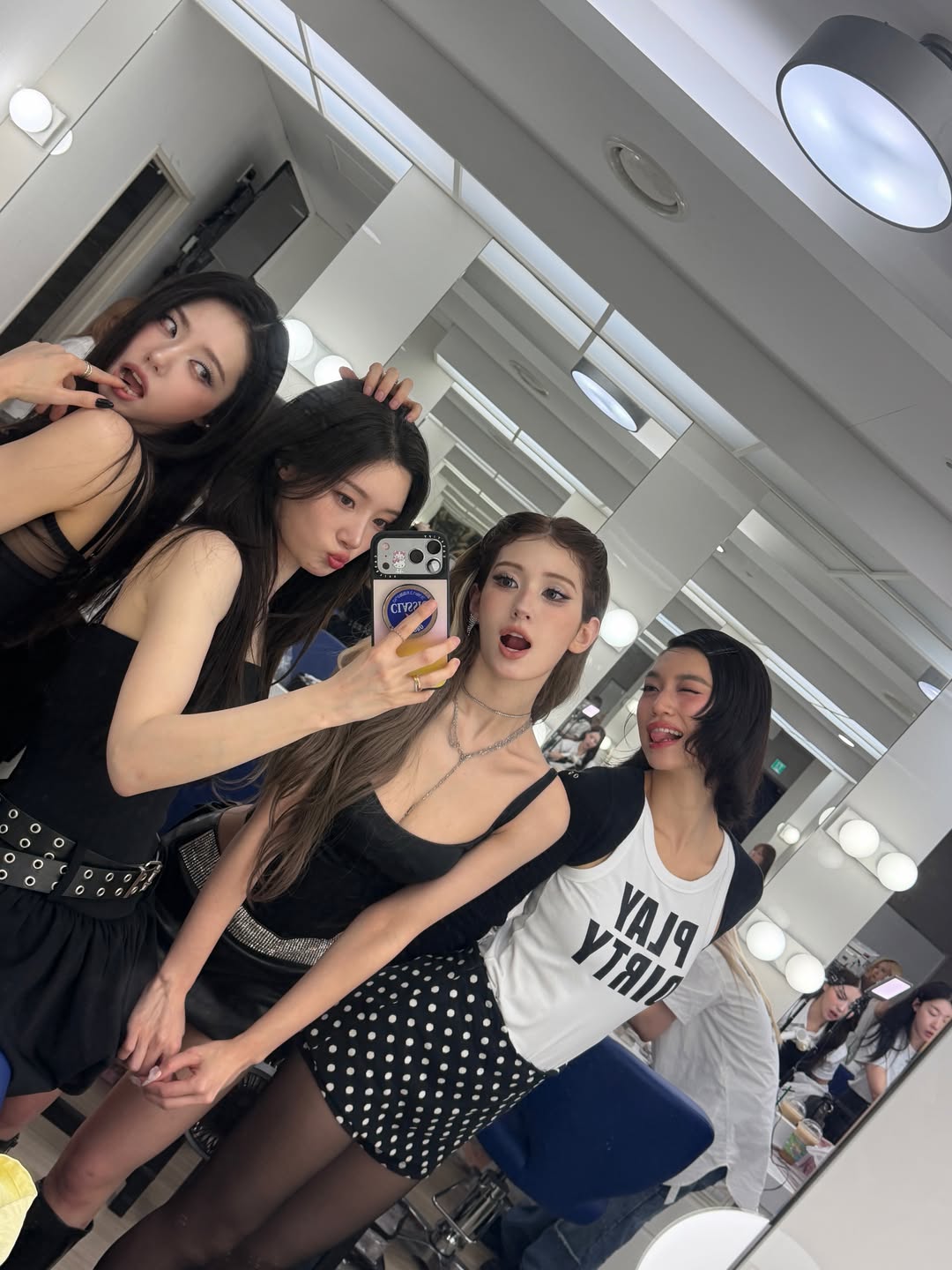 Somi后台全员黑色系辣妹风，吊带抹胸波点短裙铆钉腰带叠搭