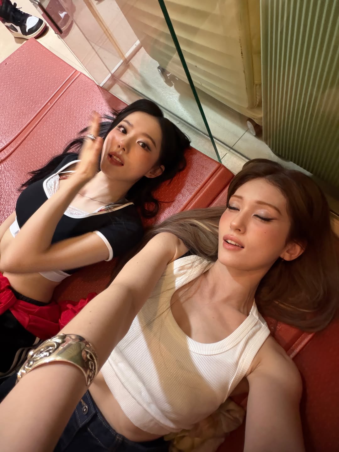 Somi黑白拼接短Tee配红色工装裤，美式复古辣妹闺蜜穿搭