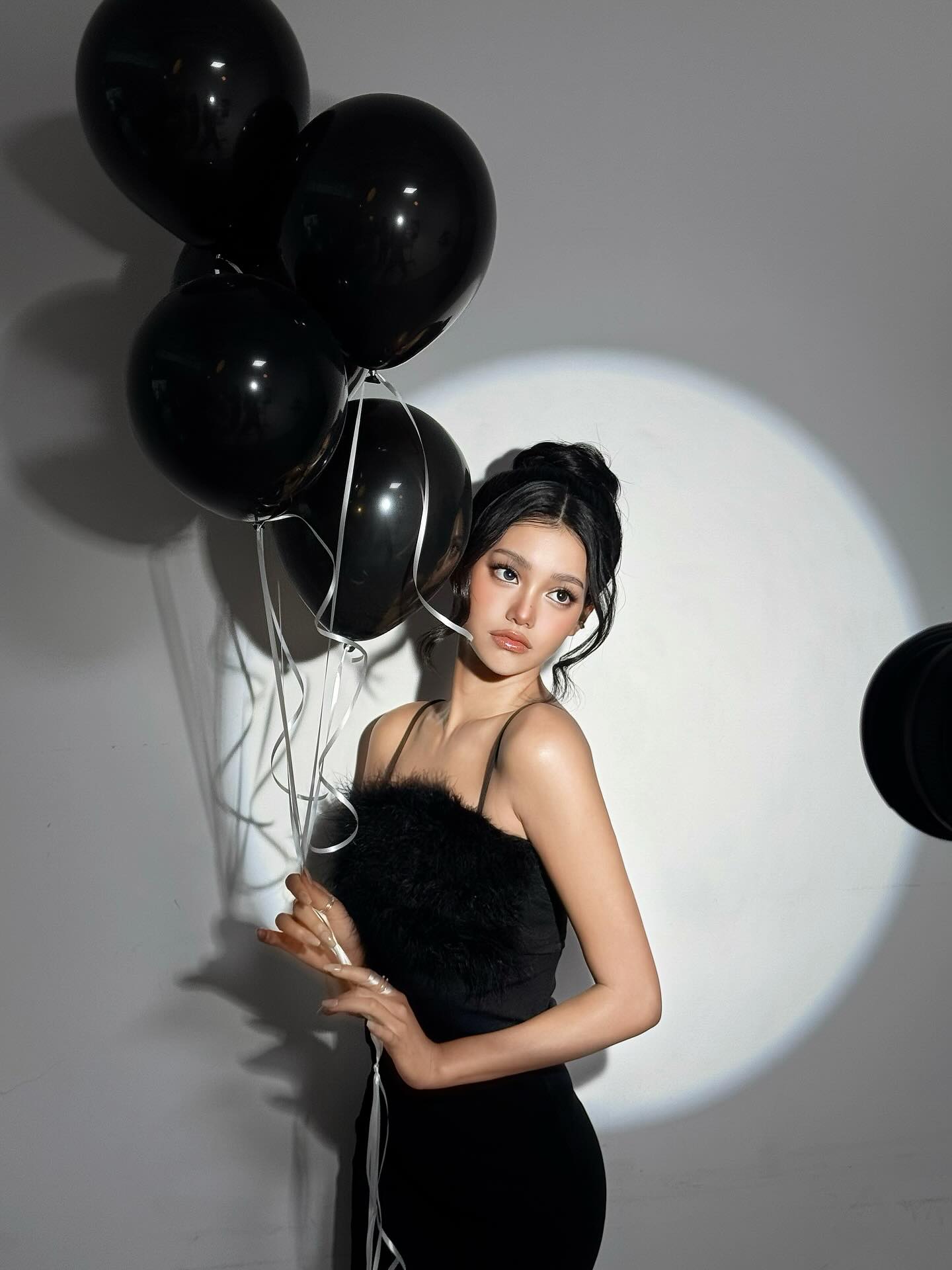 callme.moa黑色羽毛抹胸长裙，晚宴女神气场-街拍look