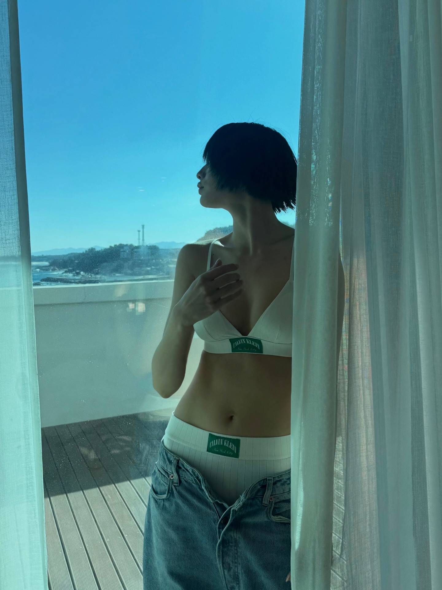 jin_a_nana白色CK运动内衣配牛仔裤，阳光度假松弛感