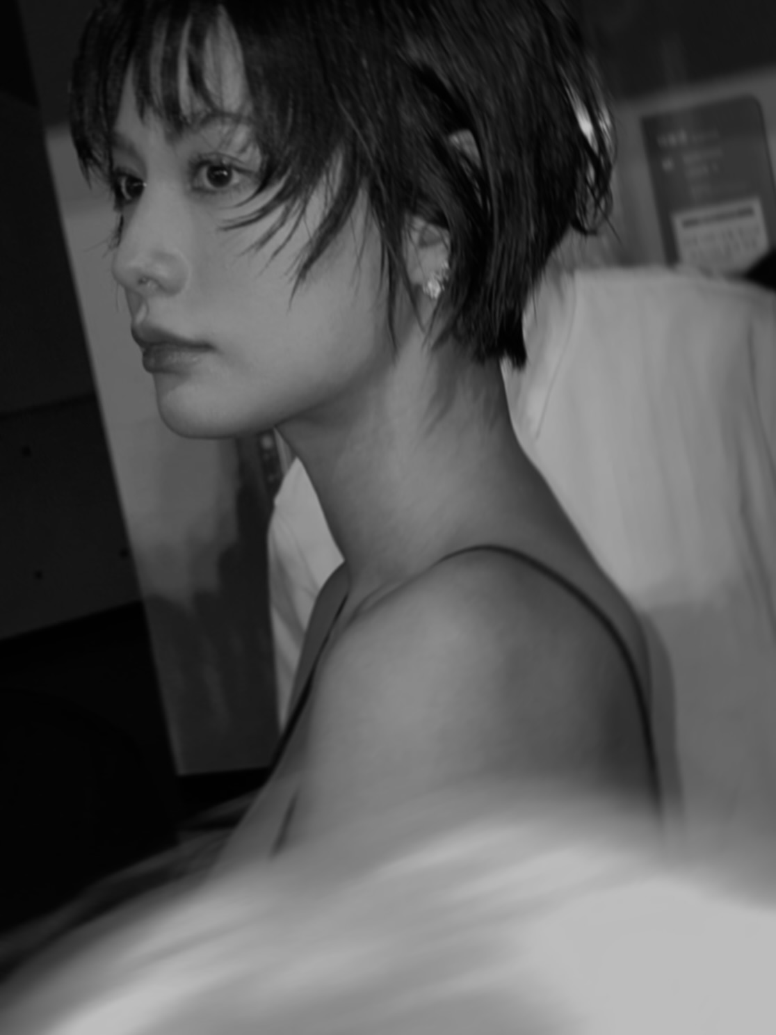 jin_a_nana湿发吊带裙情绪写真，黑白电影质感艺术片