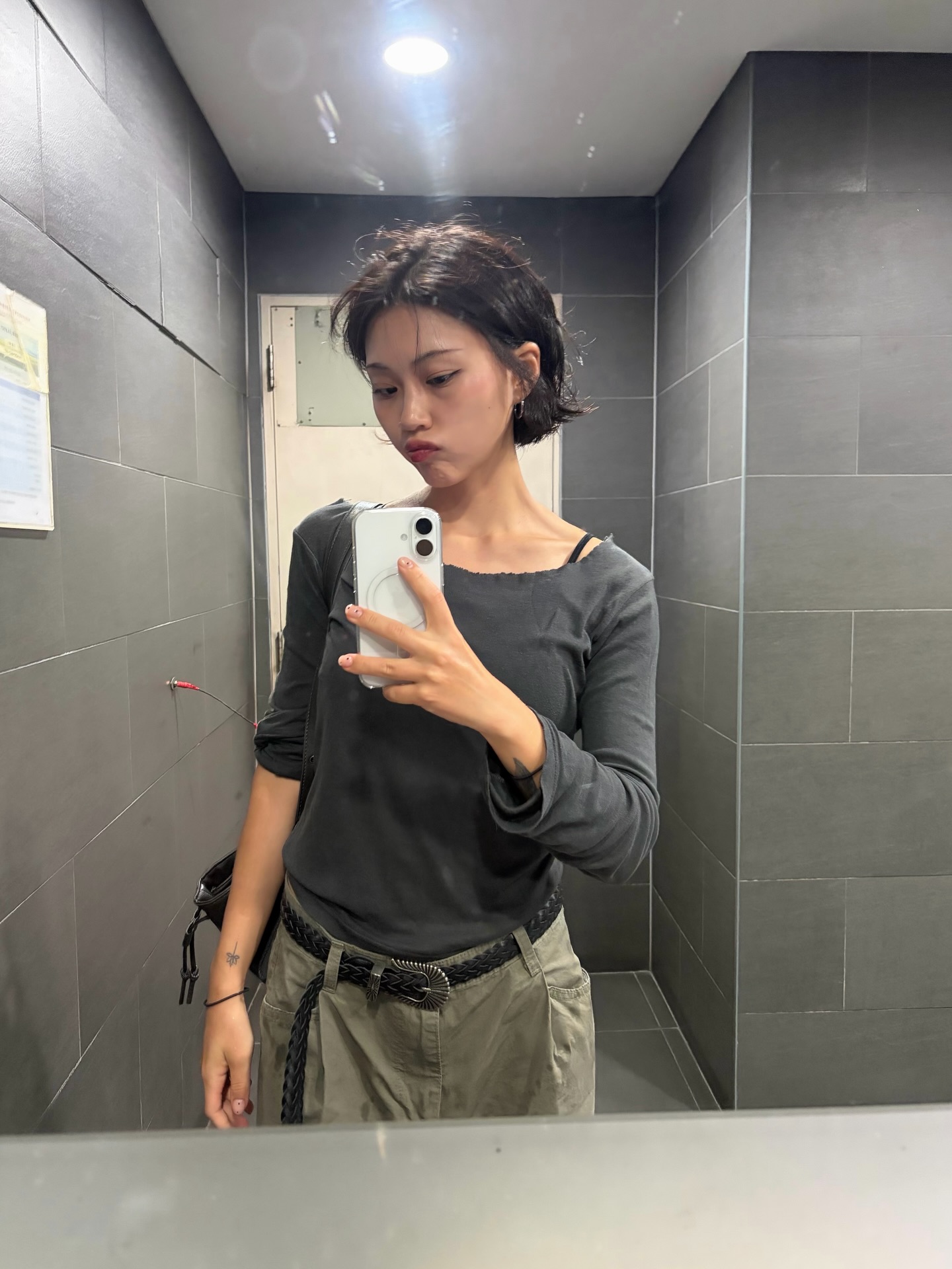studioahoj深灰露肩上衣配卡其工装裤，简约休闲风