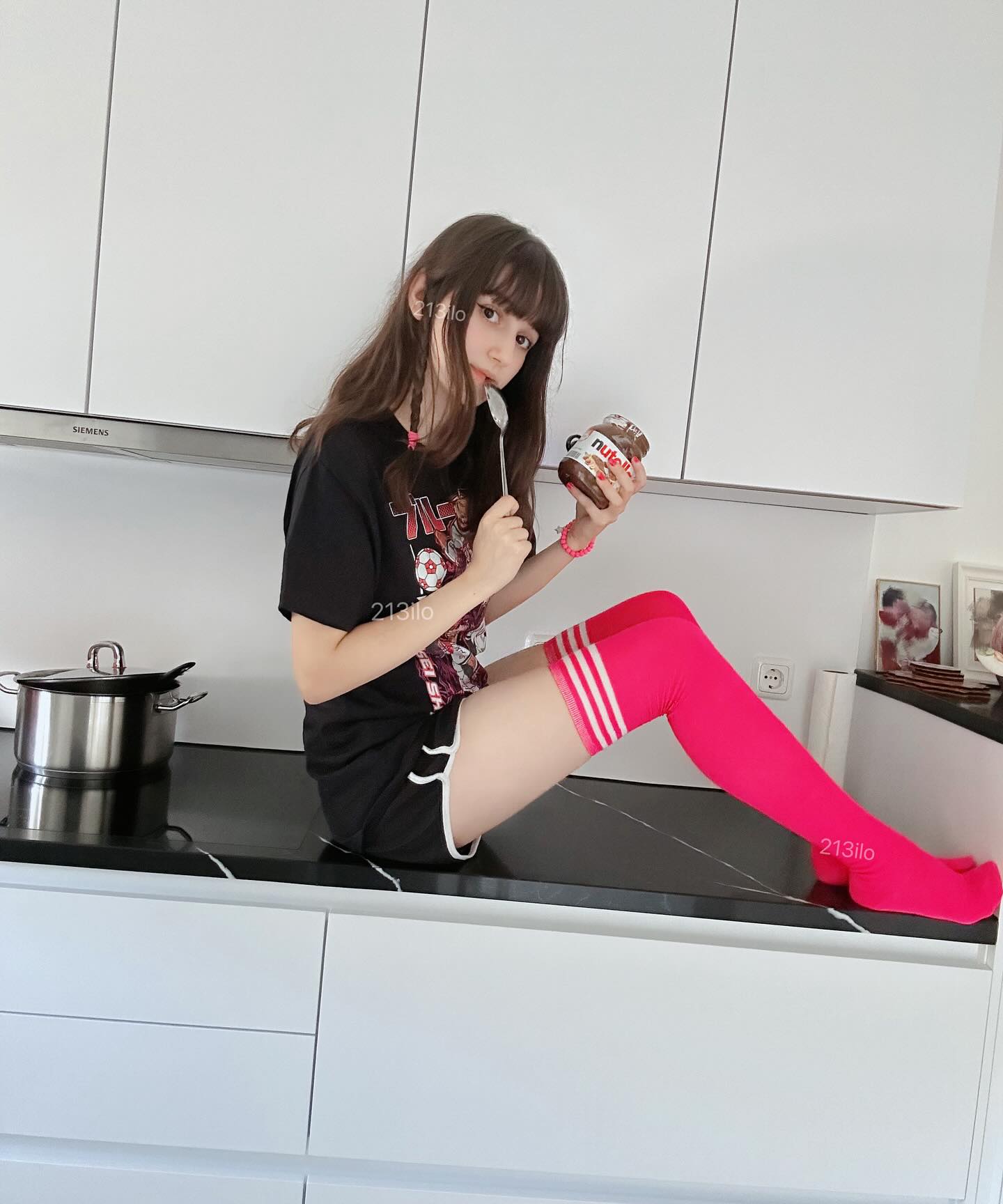 213ilo黑色印花T恤配粉色过膝袜，二次元街头少女风