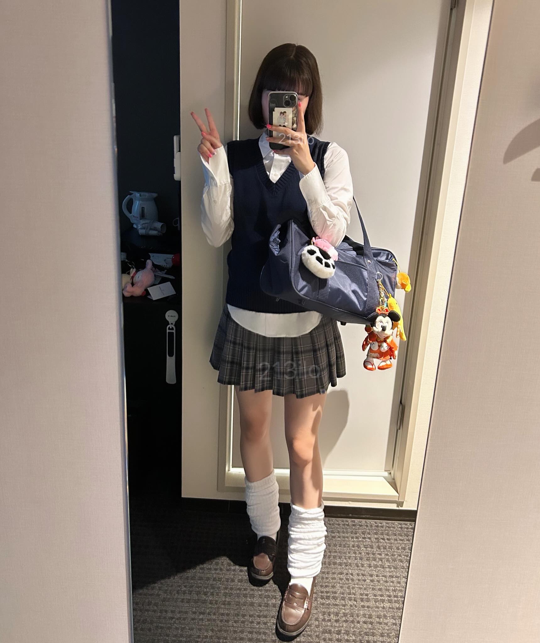 213ilo藏青针织背心配格纹短裙，乖巧校园少女风