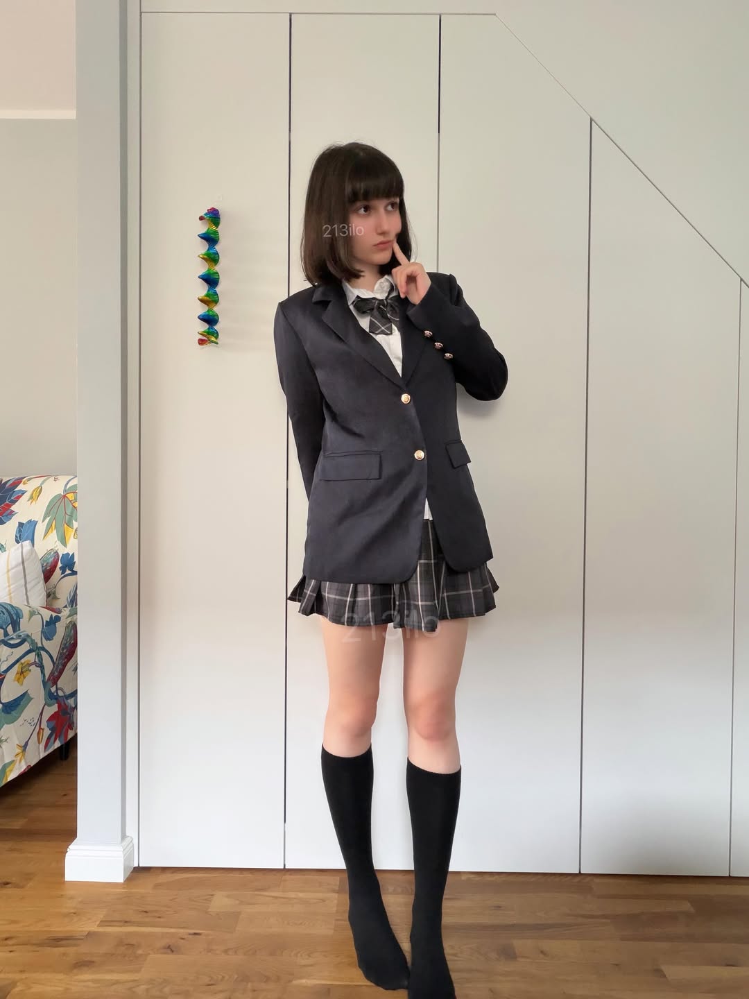 213ilo深灰西装外套配格纹百褶裙，利落学院居家风