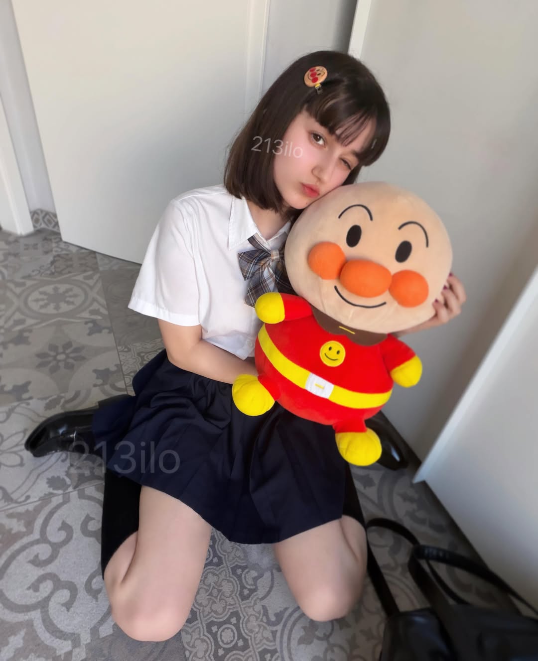 213ilo白衬衫配深蓝百褶裙，俏皮可爱学院风
