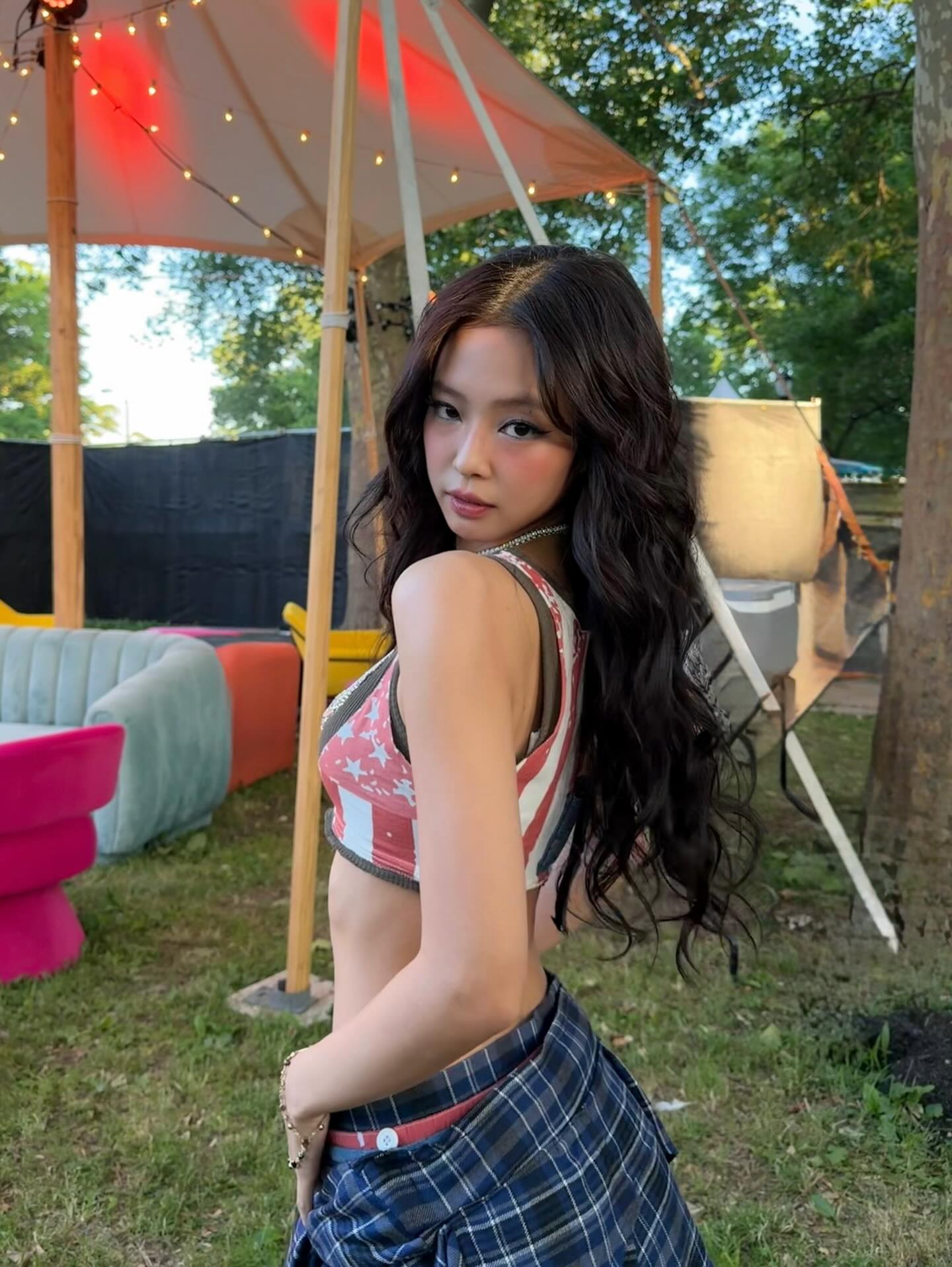 JENNIE星条背心配格纹裤，美式复古露营风