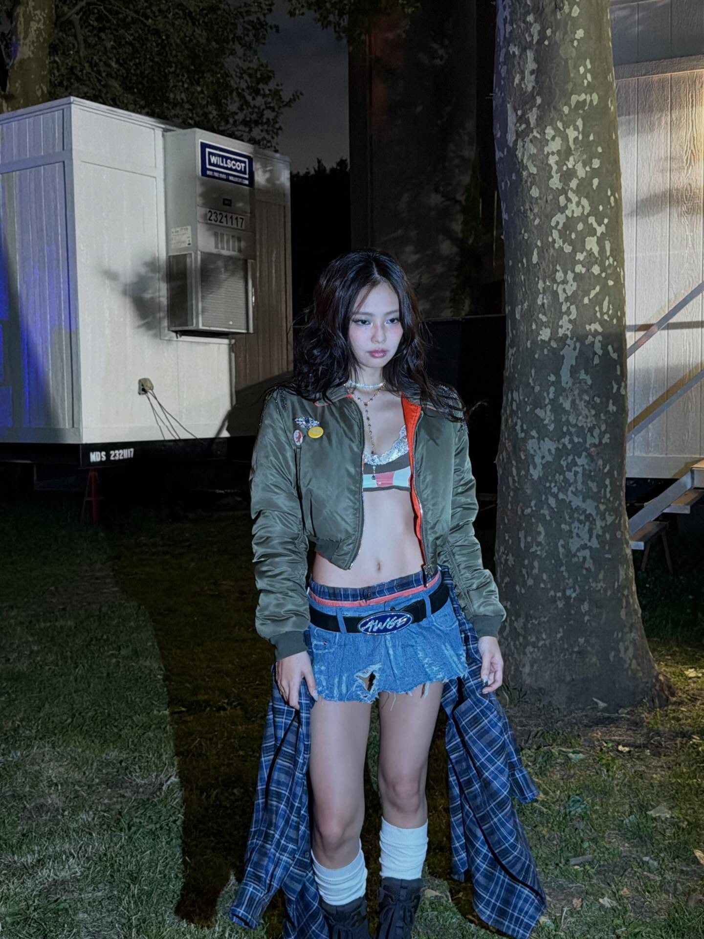 JENNIE军绿飞行员夹克配破洞短裙，街头朋克工装风