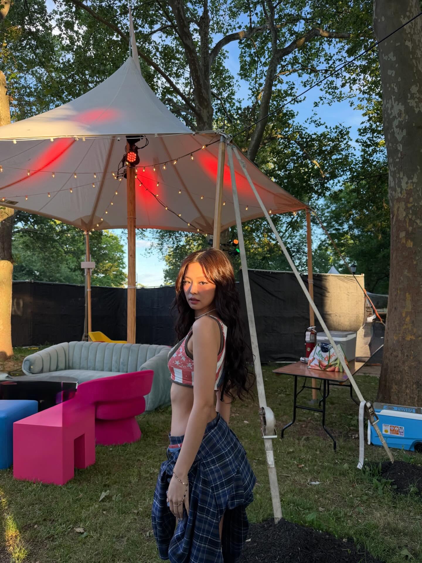 JENNIE星条印花背心配低腰裤，美式复古辣妹风