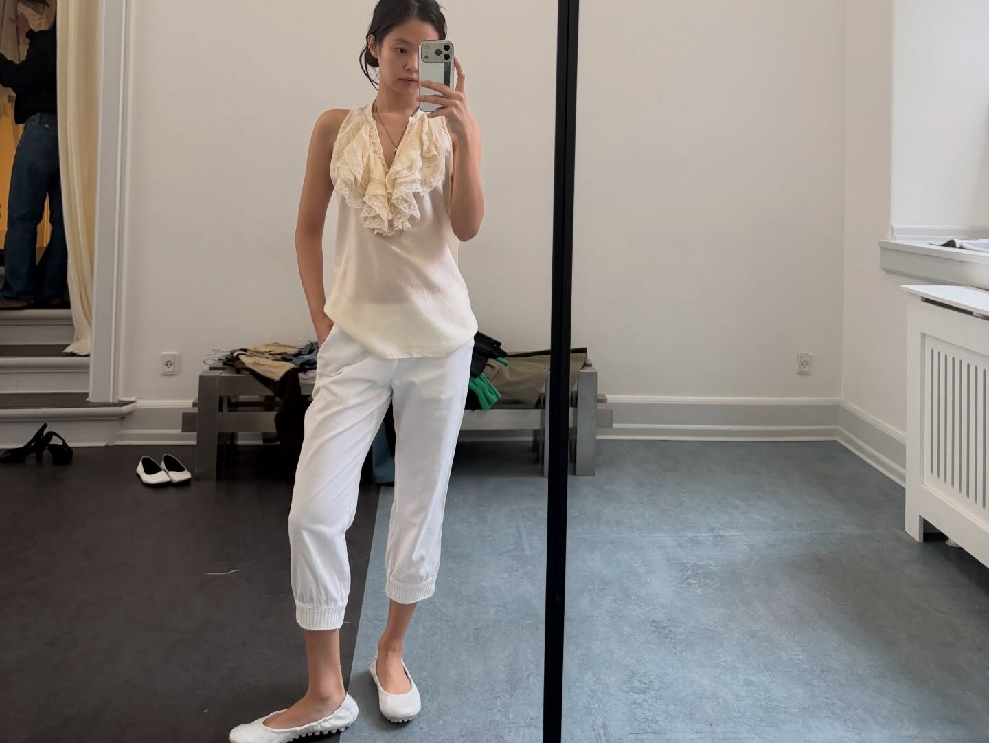 JENNIE象牙色缎面无袖上衣配束脚裤，柔和简约试装风