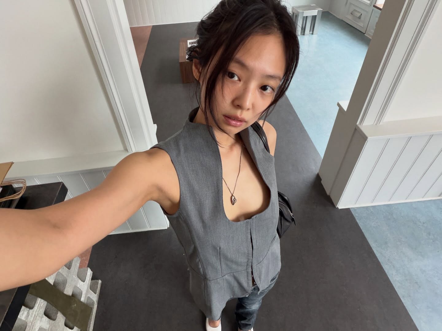 JENNIE深灰西装马甲配牛仔裤，利落性感都市风