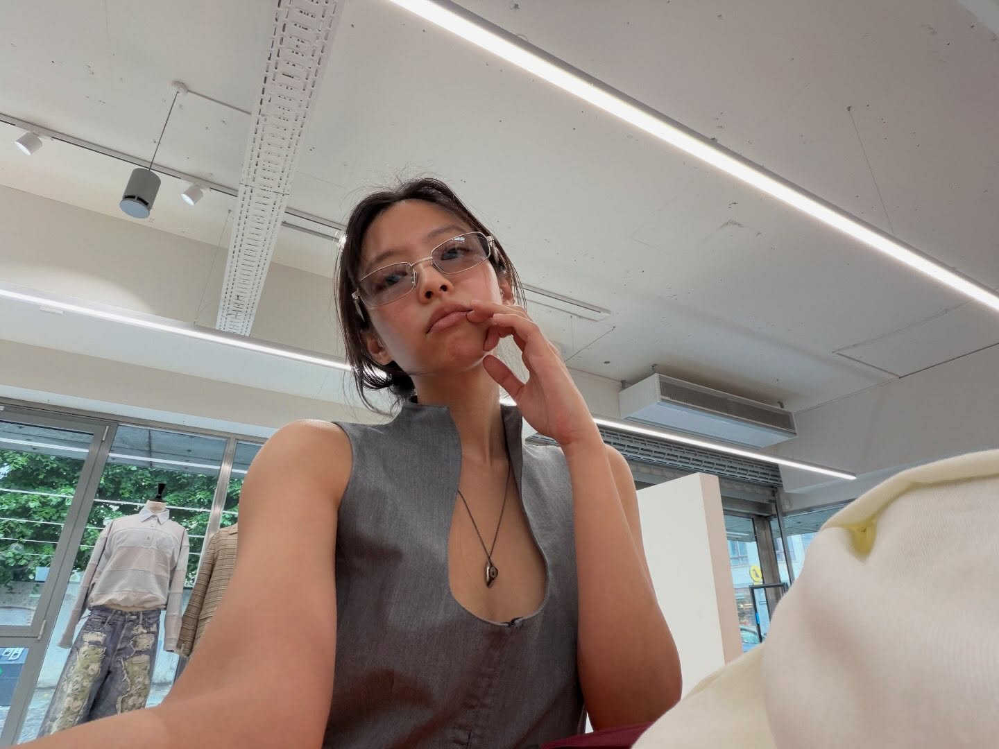JENNIE灰色深U领马甲，极简知性店铺风