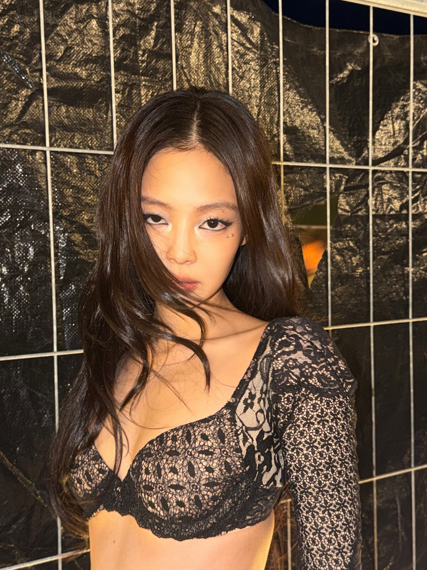 JENNIE黑色蕾丝单肩上衣，暗黑浪漫魅惑风