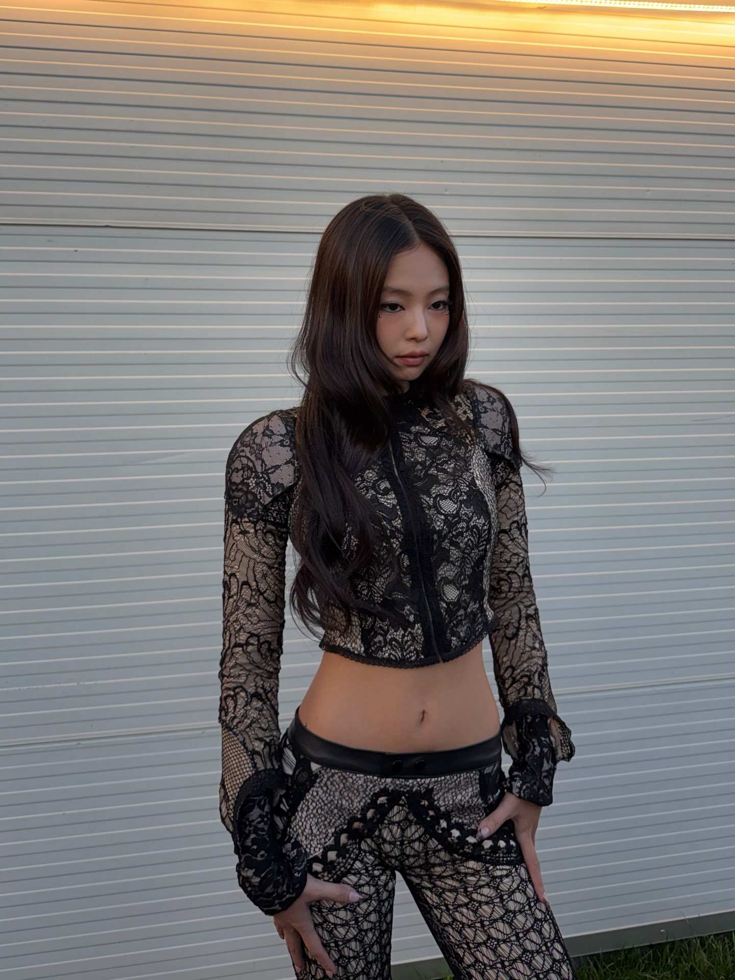 JENNIE黑色蕾丝透视套装，大胆前卫冷艳风