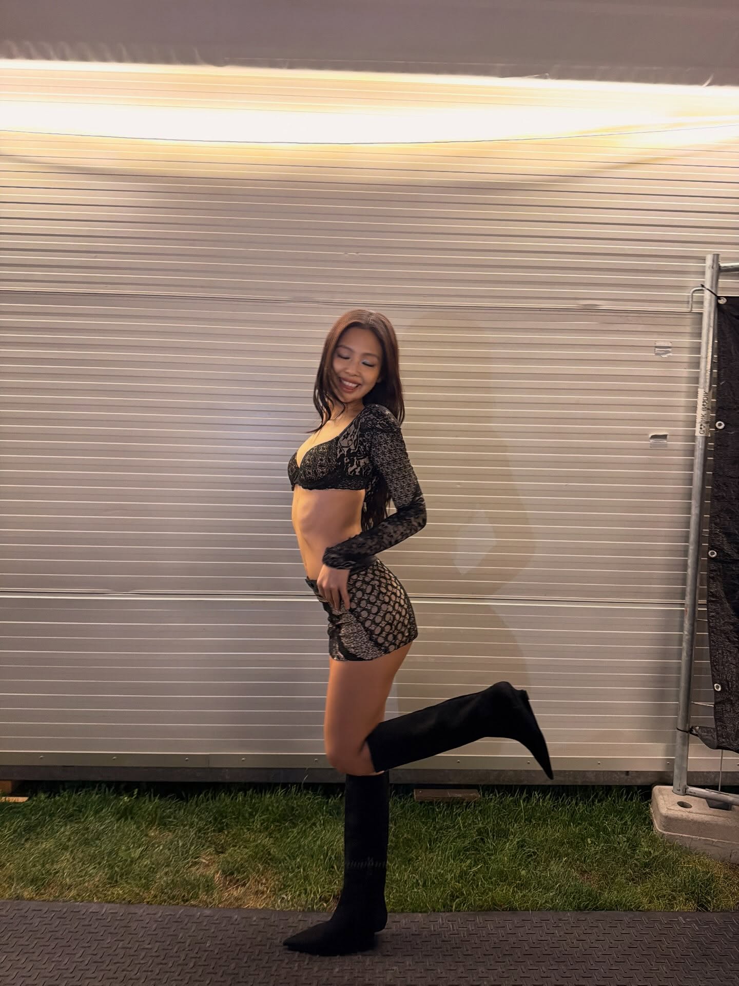 JENNIE黑色蕾丝上衣配超短裤，夜间户外时髦风