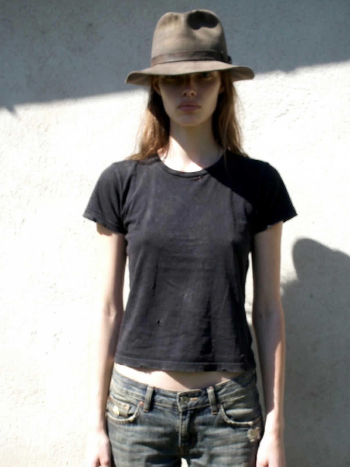 Juliette Nuil 棕帽黑T迷彩裤，率性街头中性风