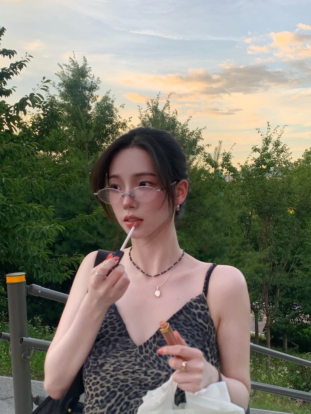 karinaa.aespa 豹纹细肩带背心配银色椭圆眼镜，韩系清冷夏日公园风
