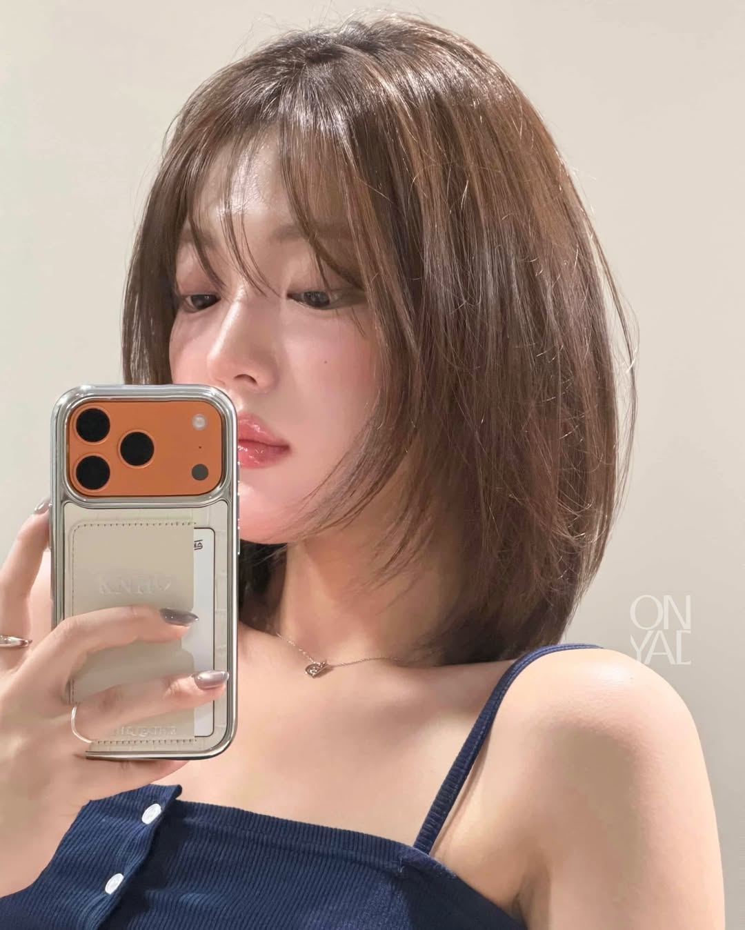 onyad_m.hye 黑色露肩针织上衣配灰色西装裤，韩系清冷职场风