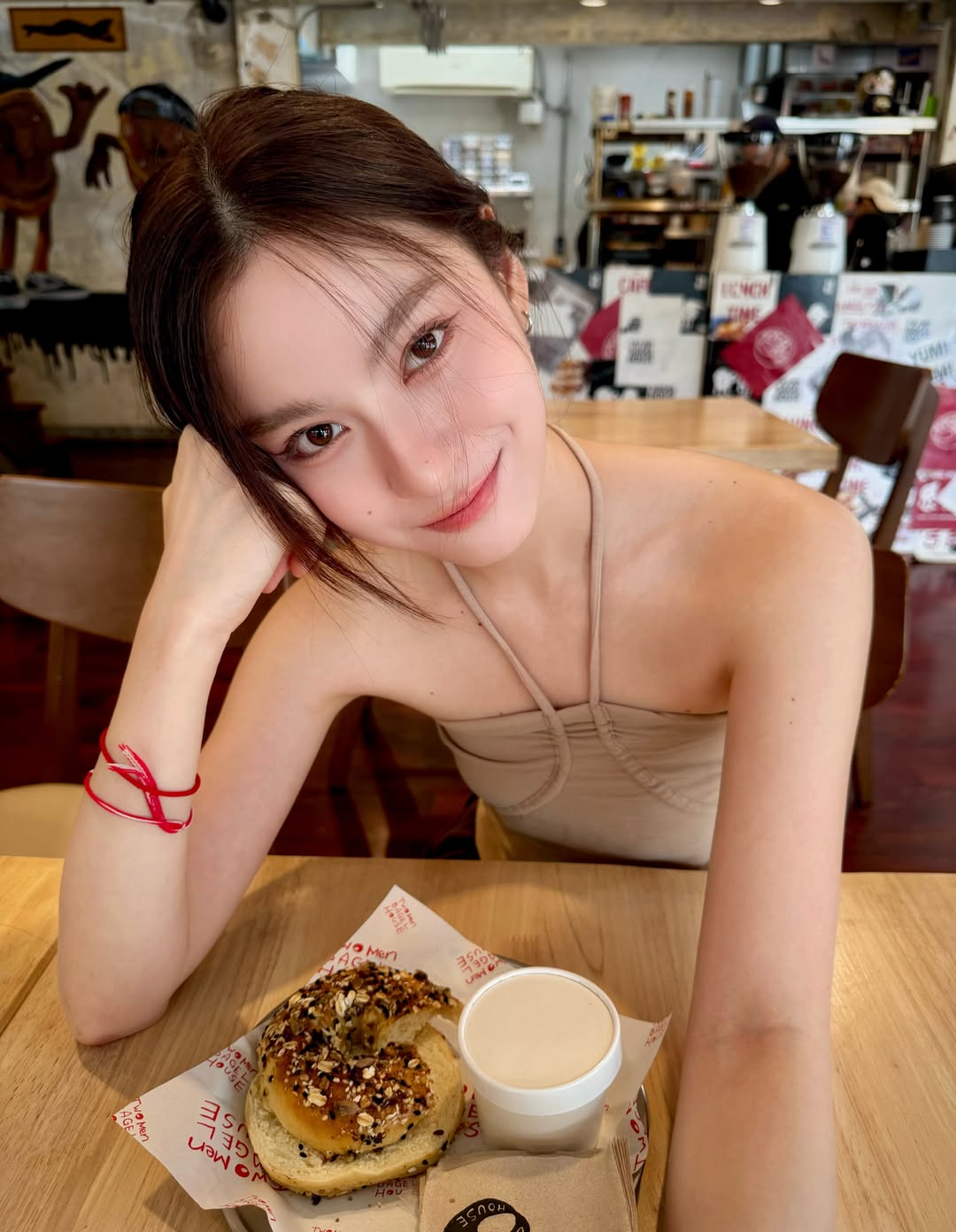 primiily 黑色皮质吊带裙配银色链条包，酷飒暗黑少女风