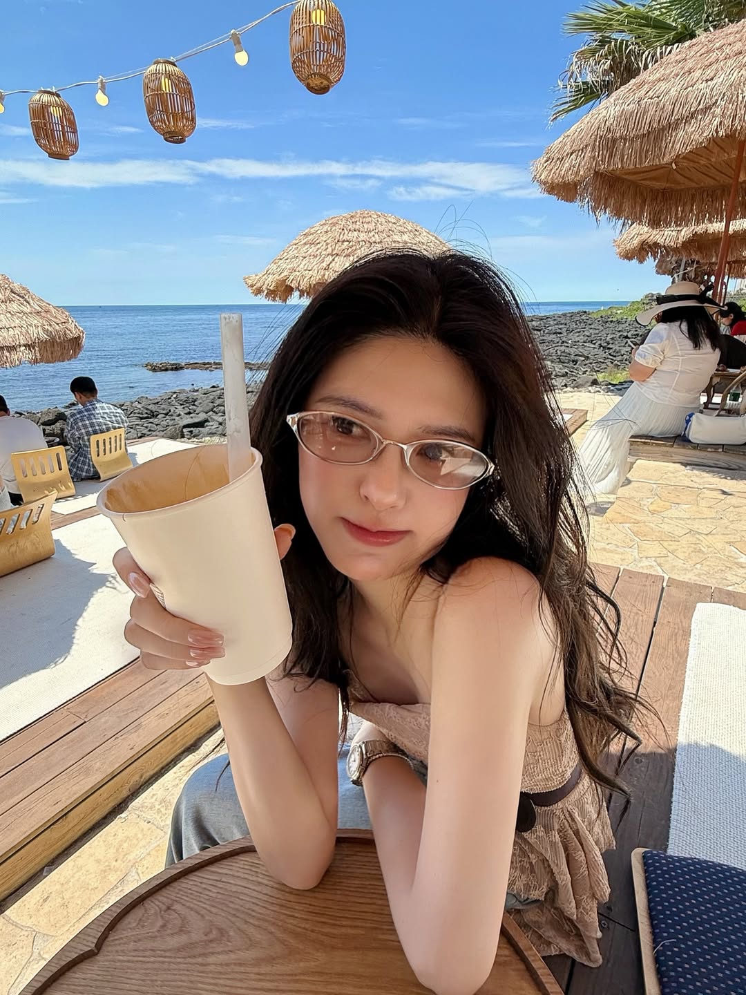 rounian1206 米色针织开衫配碎花吊带裙，森系温柔少女风