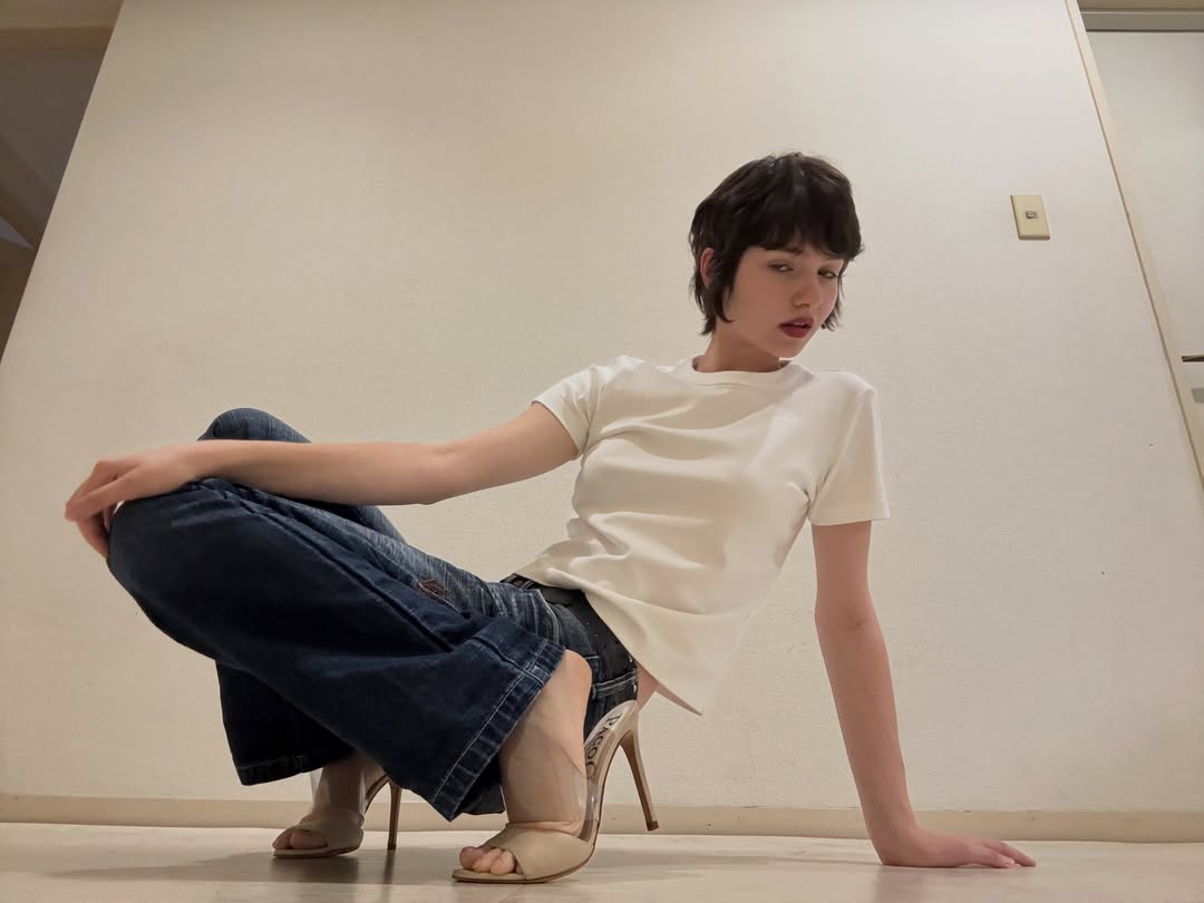 teodora.e.len.a 绿色缎面吊带裙配金色耳环，意式复古女神风