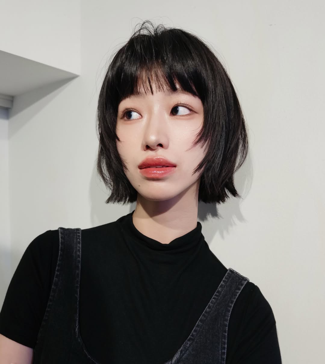 1k2yy0 黑色半高领短袖配深蓝背带牛仔裤，日系少年感清冷穿搭