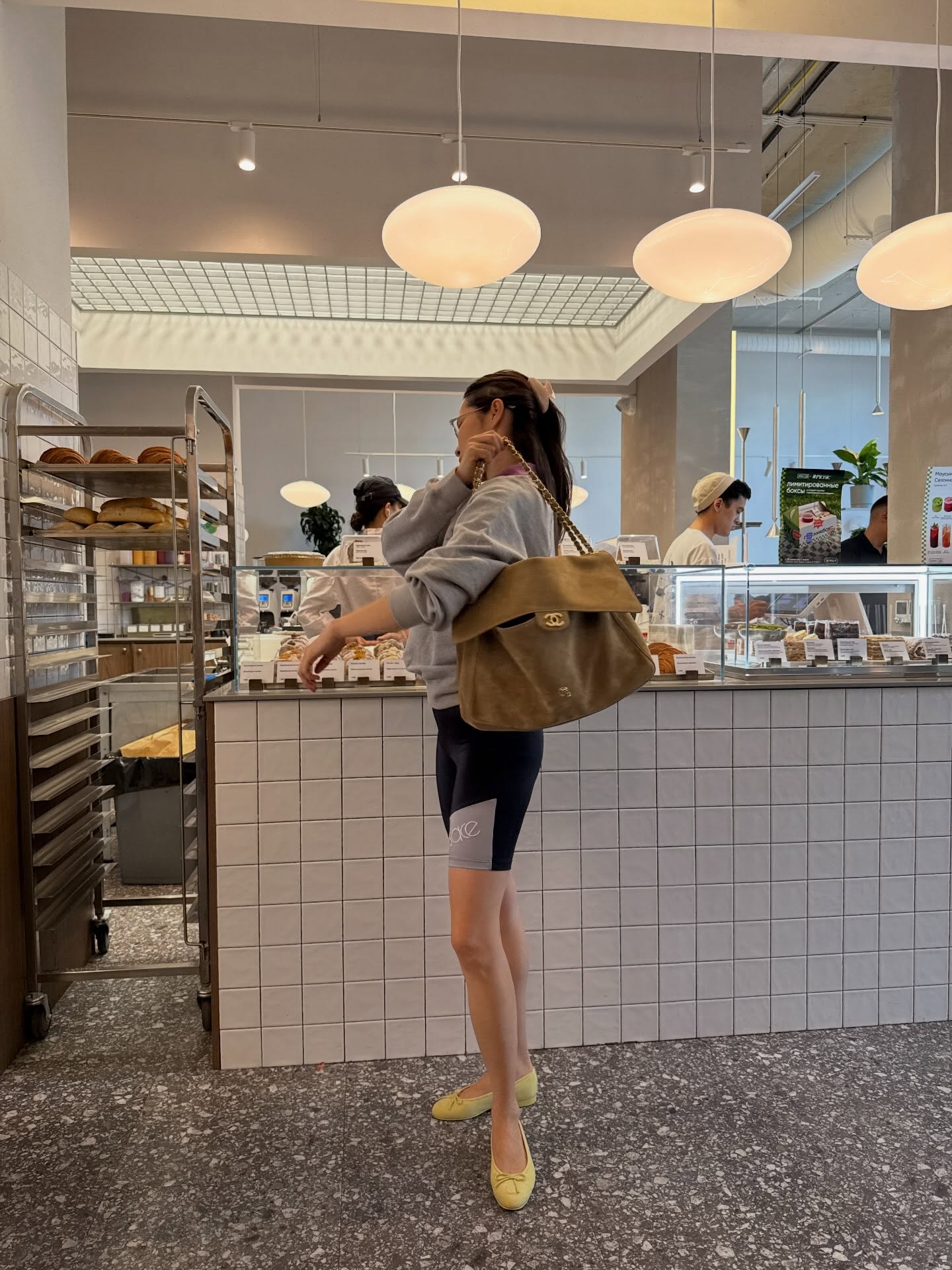 aiko.ayaz 浅灰Oversized卫衣配黑色骑行裤，Chanel芭蕾鞋高奢休闲风