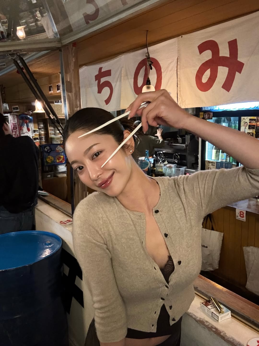 song_sun_k 燕麦色针织开衫配深色蕾丝内搭，居酒屋温柔姐姐风