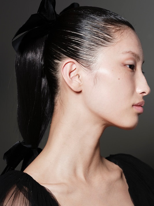 xinyue_ww 黑色透视薄纱上衣配蝴蝶结发饰，清冷高级芭蕾风