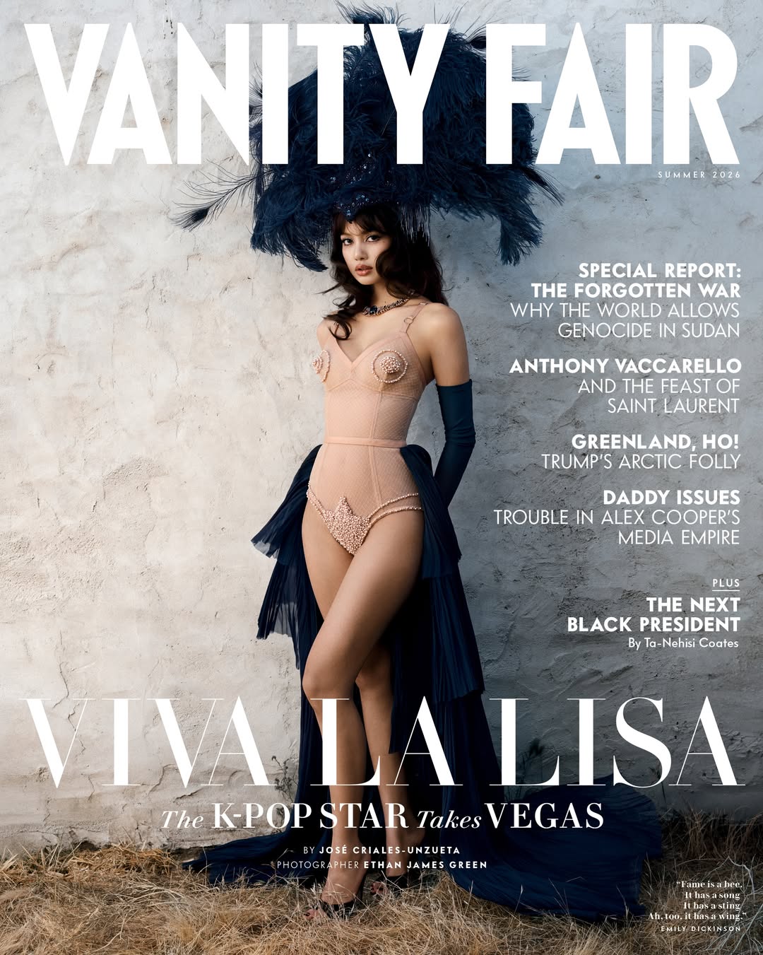 Lisa裸色珠饰紧身衣配深蓝羽毛头饰 Vanity Fair封面