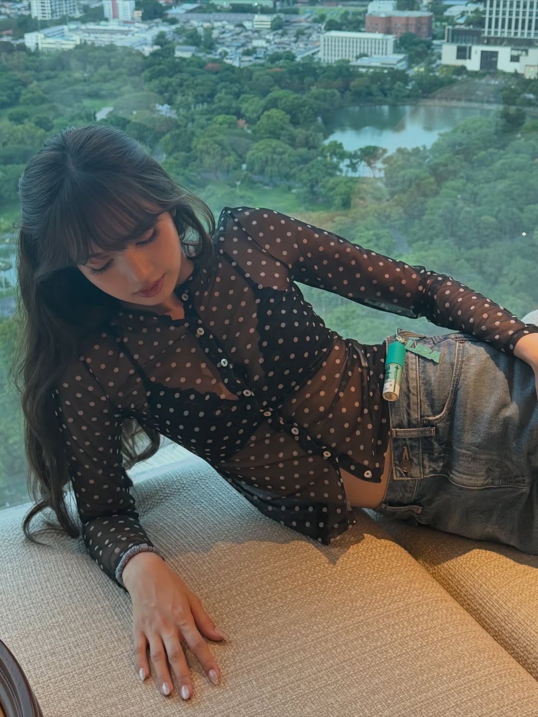 Lisa波点透视衬衫配低腰阔腿牛仔裤慵懒随性