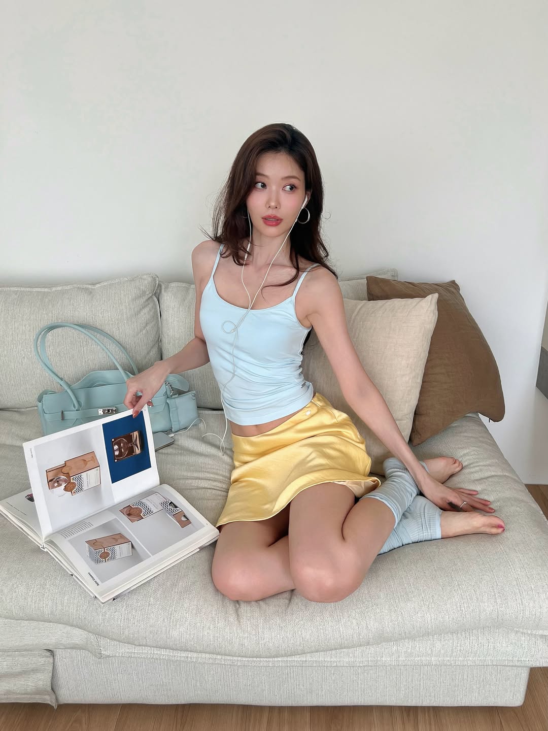 浅蓝吊带背心配黄色缎面短裙，韩系多巴胺撞色居家