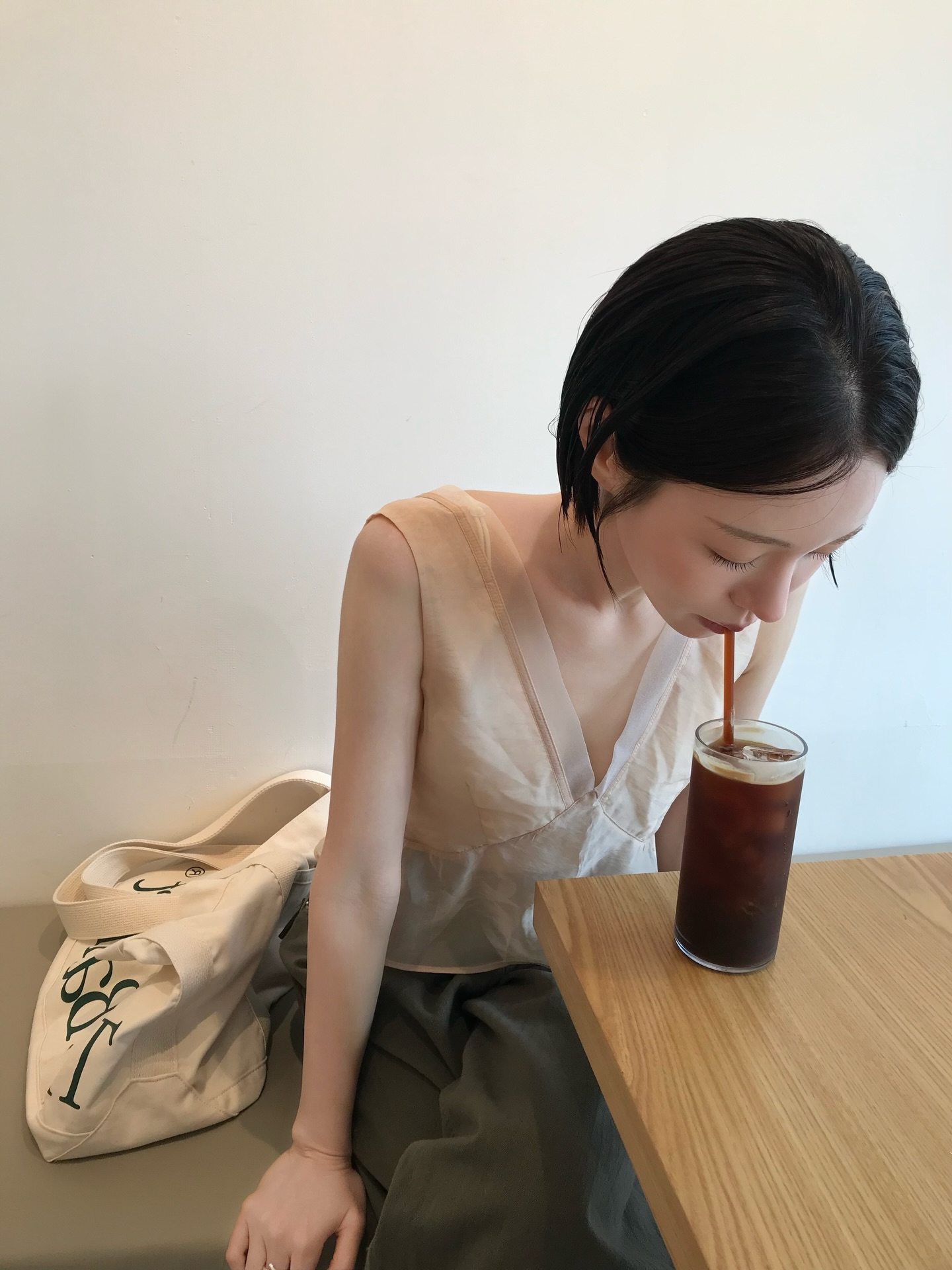 杏色深V无袖上衣配灰绿阔腿裤，韩系奶油色知性